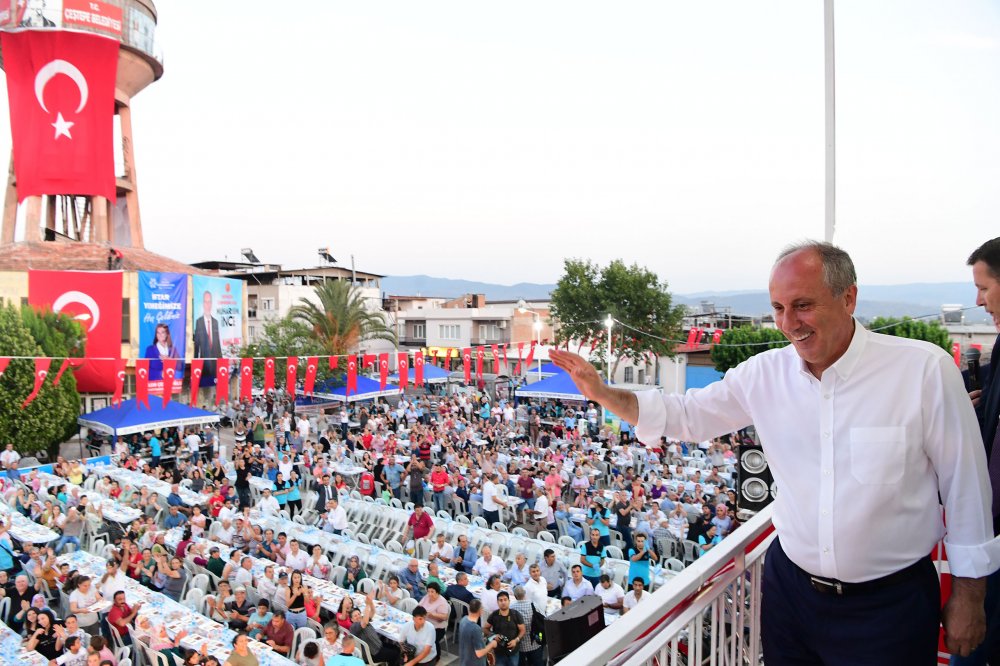 Muharrem İnce, Aydın'ın Çeştepe'de toplu iftar yemeğine katıldı