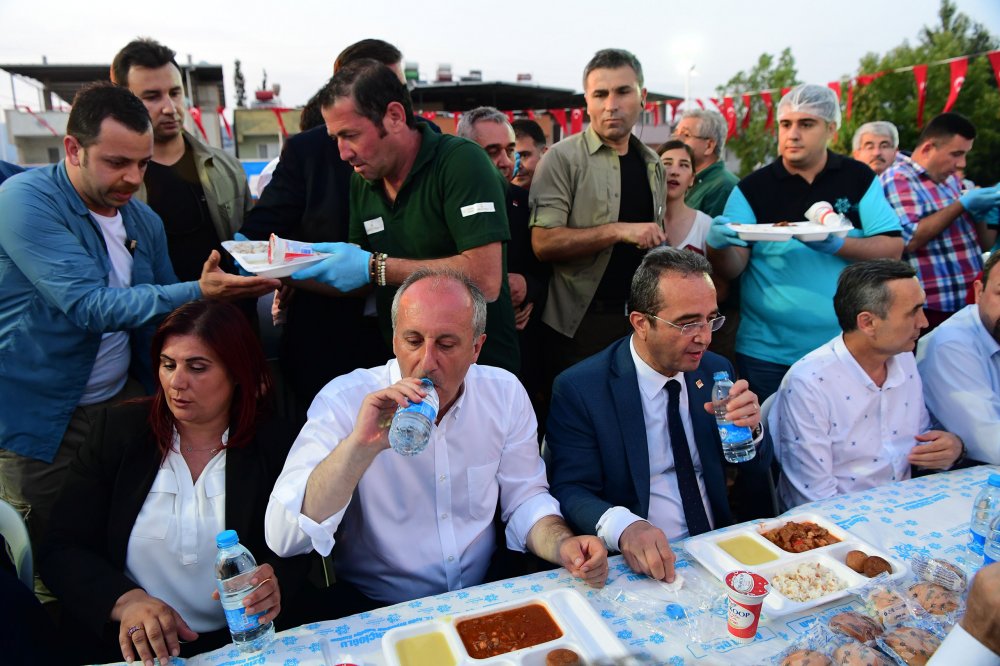 Muharrem İnce, Aydın'ın Çeştepe'de toplu iftar yemeğine katıldı