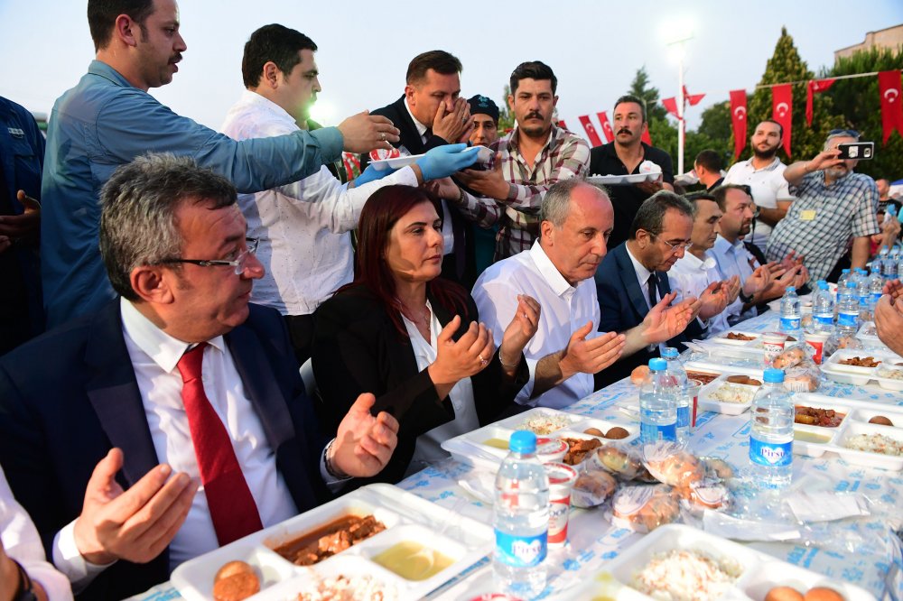 Muharrem İnce, Aydın'ın Çeştepe'de toplu iftar yemeğine katıldı