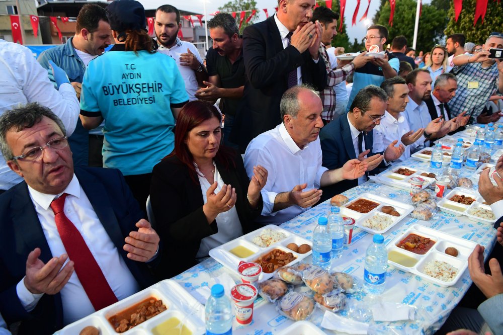 Muharrem İnce, Aydın'ın Çeştepe'de toplu iftar yemeğine katıldı