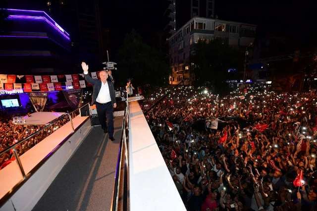 Muharrem İnce, Kadıköy'de binlerce yurttaşın katılımıyla gece mitingi düzenledi