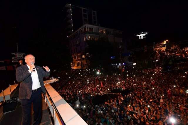 Muharrem İnce, Kadıköy'de binlerce yurttaşın katılımıyla gece mitingi düzenledi