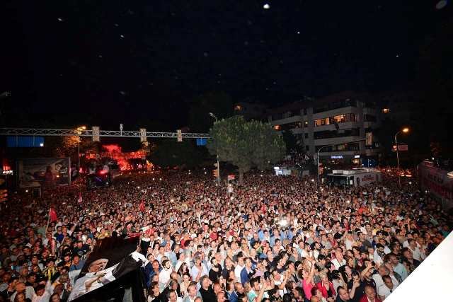 Muharrem İnce, Kadıköy'de binlerce yurttaşın katılımıyla gece mitingi düzenledi