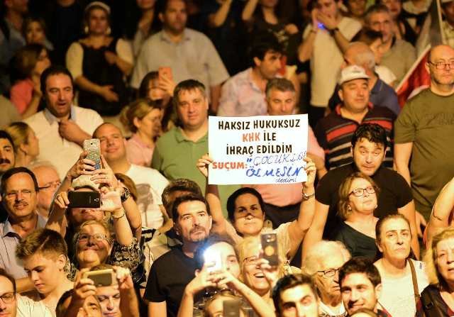 Muharrem İnce, Kadıköy'de binlerce yurttaşın katılımıyla gece mitingi düzenledi