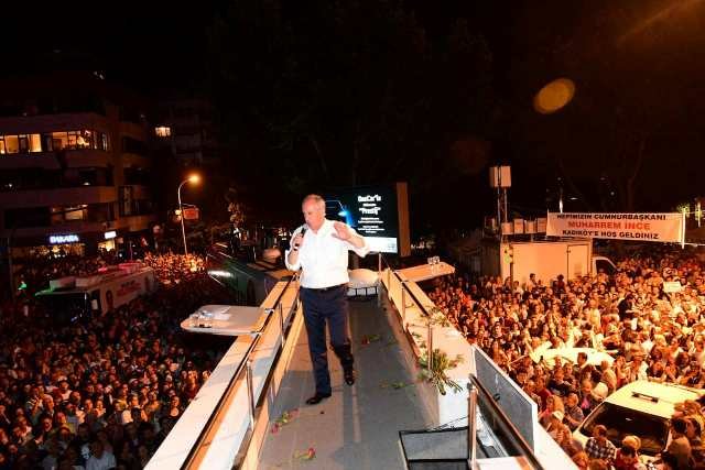 Muharrem İnce, Kadıköy'de binlerce yurttaşın katılımıyla gece mitingi düzenledi