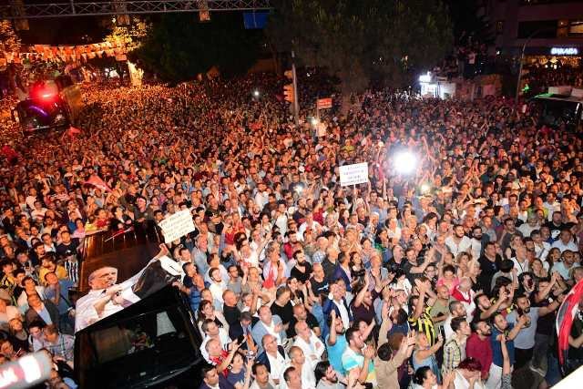 Muharrem İnce, Kadıköy'de binlerce yurttaşın katılımıyla gece mitingi düzenledi