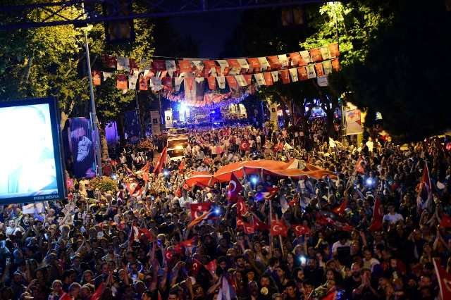 Muharrem İnce, Kadıköy'de binlerce yurttaşın katılımıyla gece mitingi düzenledi