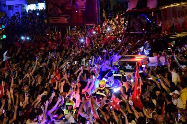 Muharrem İnce, Kadıköy'de binlerce yurttaşın katılımıyla gece mitingi düzenledi