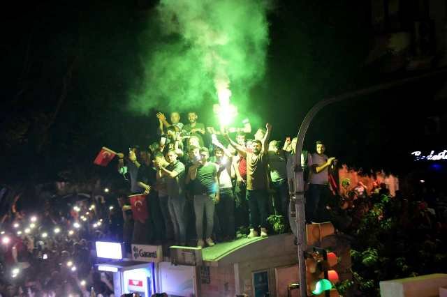 Muharrem İnce, Kadıköy'de binlerce yurttaşın katılımıyla gece mitingi düzenledi