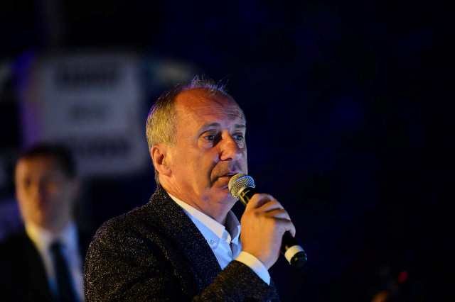 Muharrem İnce, Kadıköy'de binlerce yurttaşın katılımıyla gece mitingi düzenledi