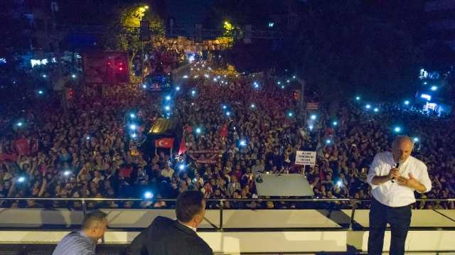 Muharrem İnce, Kadıköy'de binlerce yurttaşın katılımıyla gece mitingi düzenledi