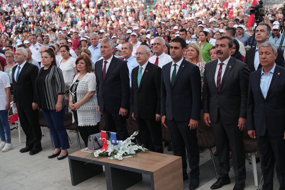 Kılıçdaroğlu Seyhan'da 1000 aileye sosyal yardım kartı dağıttı