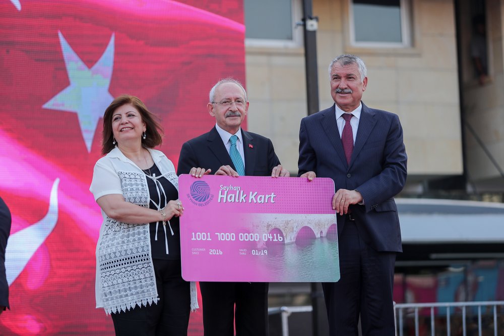Kılıçdaroğlu Seyhan'da 1000 aileye sosyal yardım kartı dağıttı