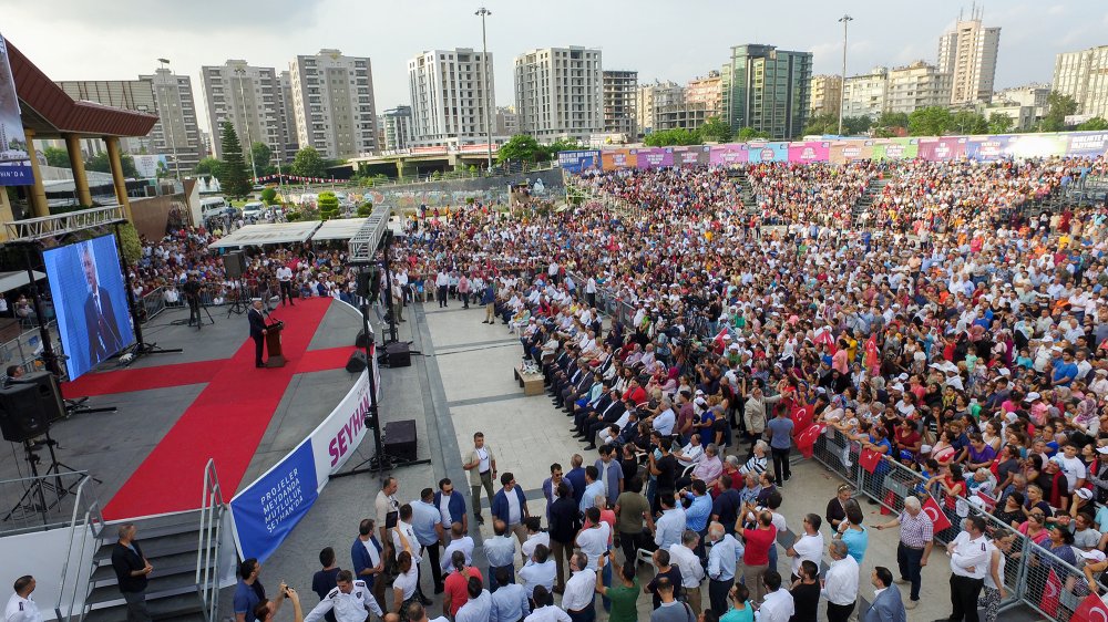 Kılıçdaroğlu Seyhan'da 1000 aileye sosyal yardım kartı dağıttı