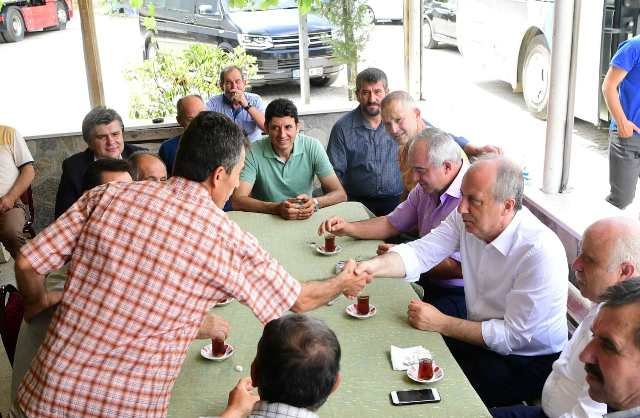 Muharrem İnce, Ramazan Bayramı'nın 2. gününde Kazimiye ve Kirazlı köylerini ziyaret ederek vatandaşlarla bayramlaştı