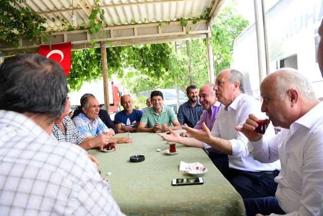 Muharrem İnce, Ramazan Bayramı'nın 2. gününde Kazimiye ve Kirazlı köylerini ziyaret ederek vatandaşlarla bayramlaştı