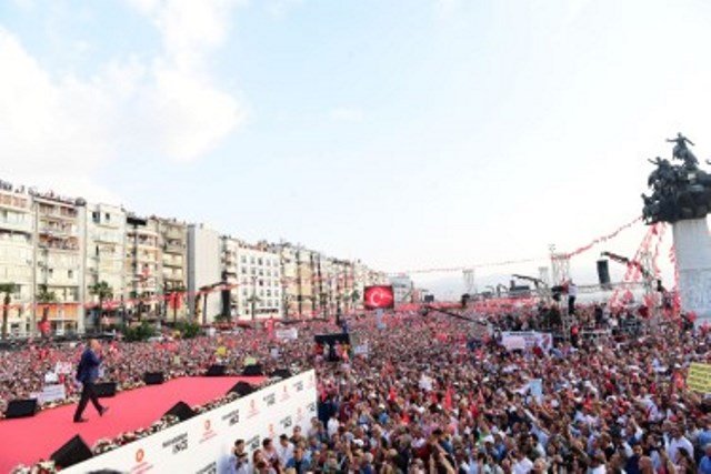 Muharrem İnce İzmir'de tarihi kalabalığa seslendi