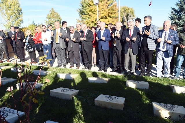 Kılıçdaroğlu, Dumlupınar Şehitliğini ziyaret etti