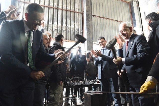 Kılıçdaroğlu, Antakya'da demirci esnafını ziyaret etti