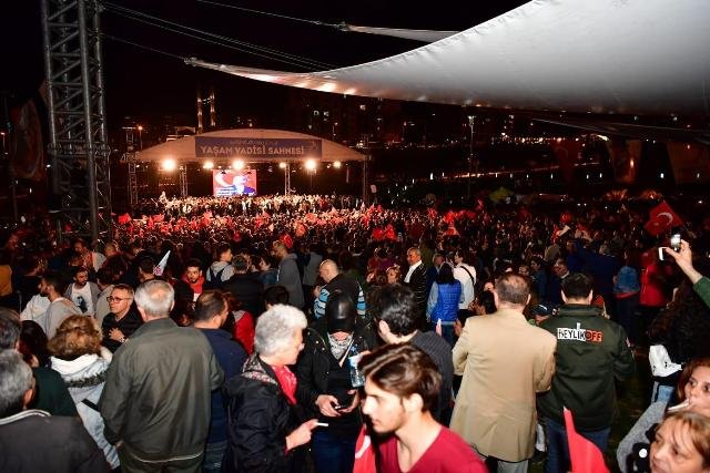 İBB Başkanı Ekrem İmamoğlu, YSK'nın skandal İstanbul kararını, Beylikdüzü'nde on binlerce vatandaşla birlikte protesto etti