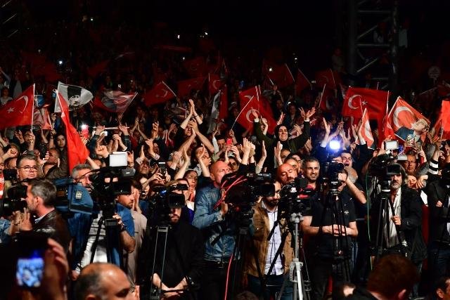 İBB Başkanı Ekrem İmamoğlu, YSK'nın skandal İstanbul kararını, Beylikdüzü'nde on binlerce vatandaşla birlikte protesto etti