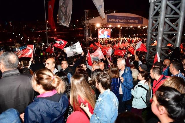 İBB Başkanı Ekrem İmamoğlu, YSK'nın skandal İstanbul kararını, Beylikdüzü'nde on binlerce vatandaşla birlikte protesto etti