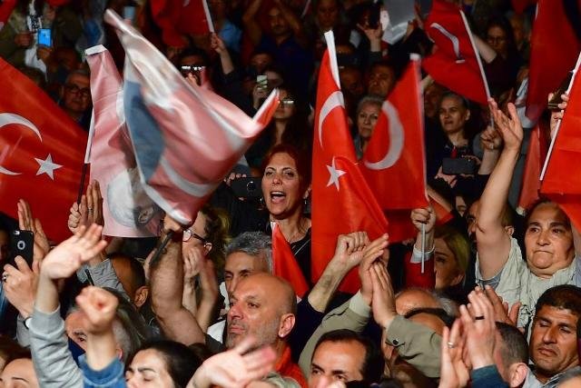 İBB Başkanı Ekrem İmamoğlu, YSK'nın skandal İstanbul kararını, Beylikdüzü'nde on binlerce vatandaşla birlikte protesto etti