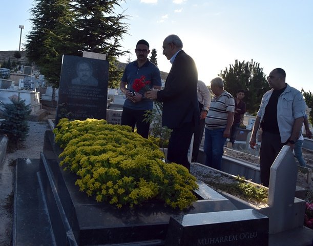 Kılıçdaroğlu, halk ozanı Neşet Ertaş'ın mezarını ziyaret etti