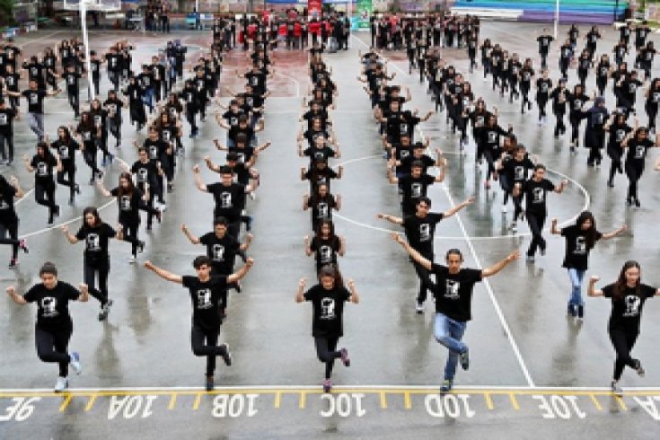 300 öğrenci yağmur altında harmandalı oynadı