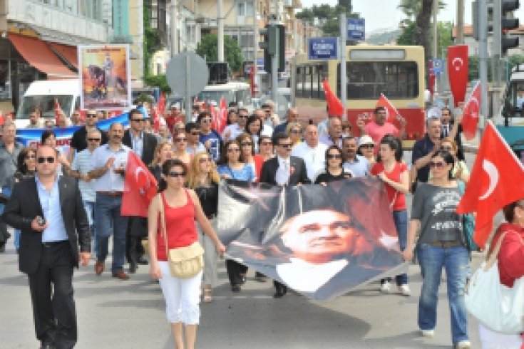 Buca’da 19 Mayıs Bayramı’na sivil kutlama