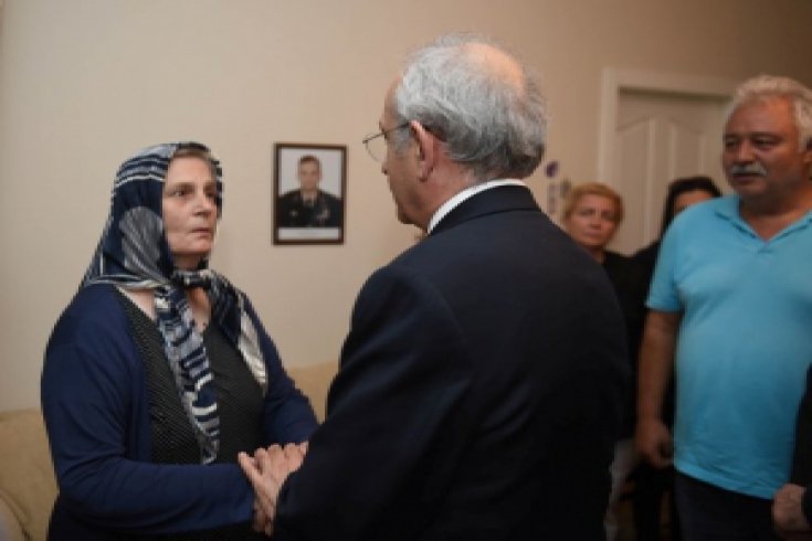 Kılıçdaroğlu, Şehit Binbaşı Güzel'in ailesine taziye ziyaretinde bulundu
