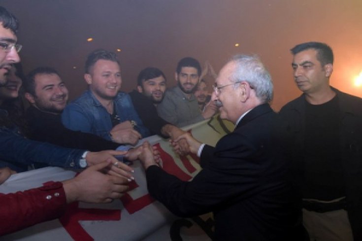 Kılıçdaroğlu, Giresun'da CHP'li gençler tarafından çoşkuyla karşılandı