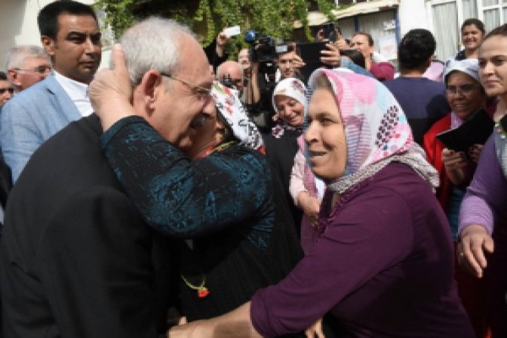 Kılıçdaroğlu, miting öncesi halkla kucaklaştı