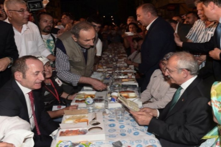 Kılıçdaroğlu, Ümraniye İlçe Örgütü'nün düzenlediği sokak iftarına katıldı
