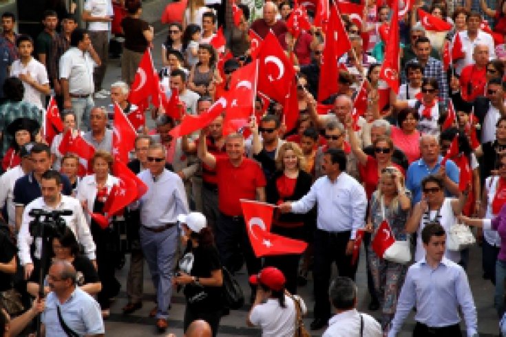 Karşıyaka’da 19 Mayıs coşkusu caddelere sığmadı