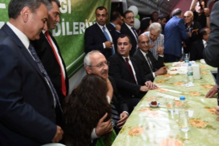 Kemal Kılıçdaroğlu, Çankaya Belediyesi tarafından Cebeci Mahallesinde kurulan iftar çadırını ziyaret etti