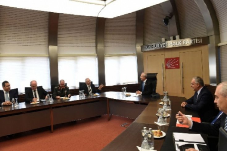 Kemal Kılıçdaroğlu, Milli Savunma Bakanı Vecdi Gönül Başkanlığındaki Bilgilendirme Heyeti ile bir araya geldi.