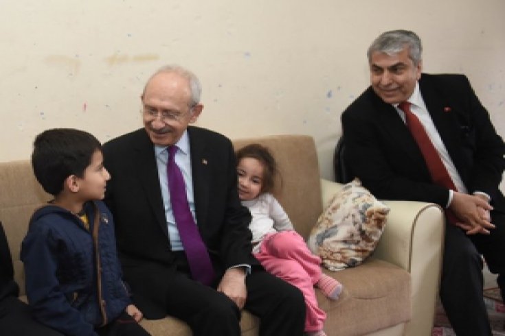 Kemal Kılıçdaroğlu, İstanbul Kağıthane Telsizler semtinde yaşayan İlköğretim 2. sınıf öğrencisi Ali semih Kıllı’nın mektubu üzerine Kıllı ailesini ziyaret etti