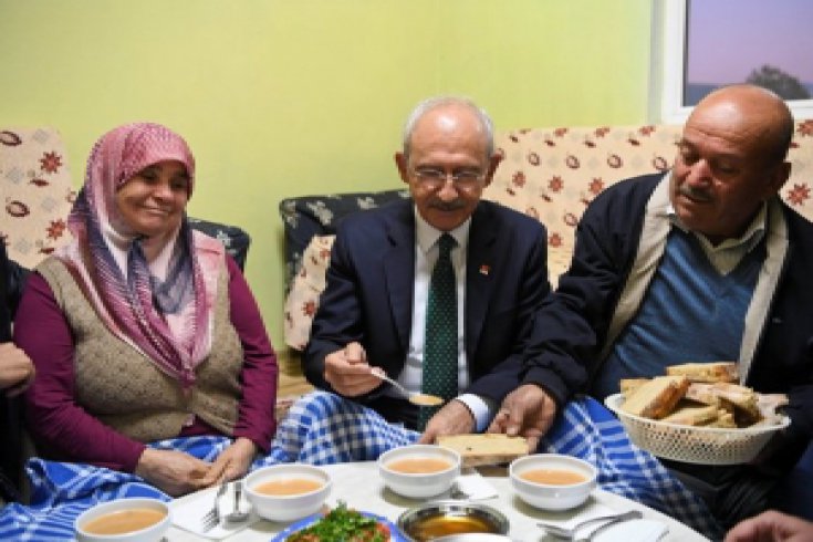 Kılıçdaroğlu, Çöreler Köyünde yer sofrasında