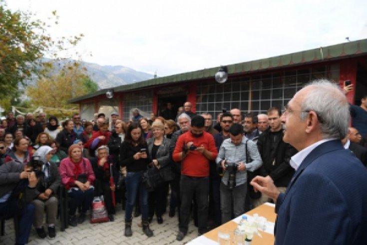 Kılıçdaroğlu, Finike'de sel ve hortum felaketinden etkilenen vatandaşları ziyaret etti