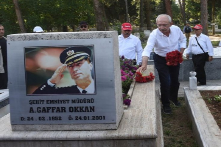 Kılıçdaroğlu Gaffar Okkan'ın mezarını ziyaret etti