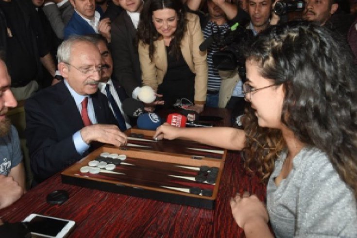 Kılıçdaroğlu, Gaziantep'te gençlerin yoğun olarak gittiği bir kafeyi ziyaret etti