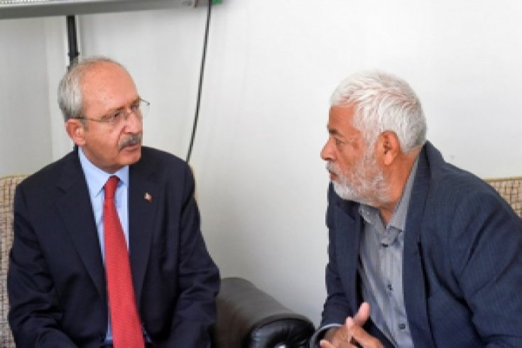 Kılıçdaroğlu, Gaziantep'te Şehit Yüzbaşı Fuat Oğuzcan'ın ailesine taziye ziyaretinde bulundu