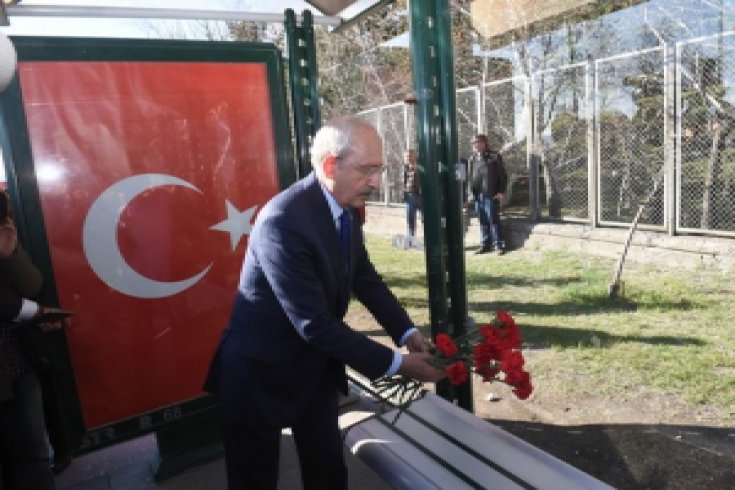 Kılıçdaroğlu, Kayseri'de şehit düşen askerlerin anısına Şehitler Durağı'na karanfil bıraktı