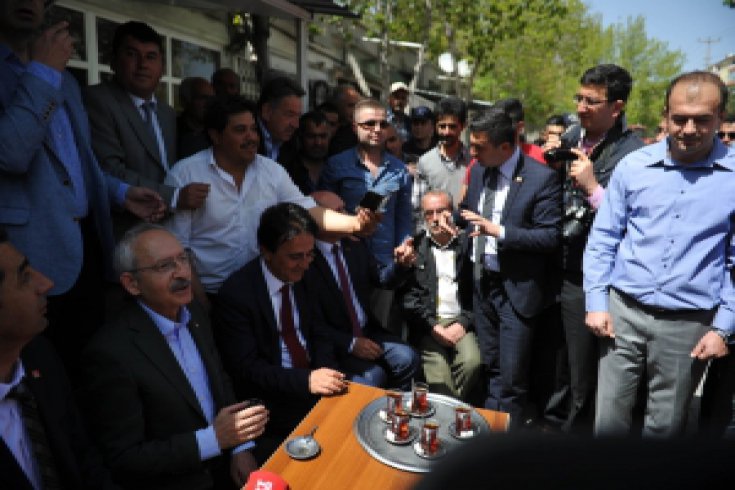 Kılıçdaroğlu Niğde'nin Bor ilçesinde kahvehanede vatandaşlarla çay içti