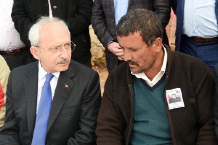 Kılıçdaroğlu, şehit düşen Mehmet Yavşan'ın babaevine taziyede bulundu