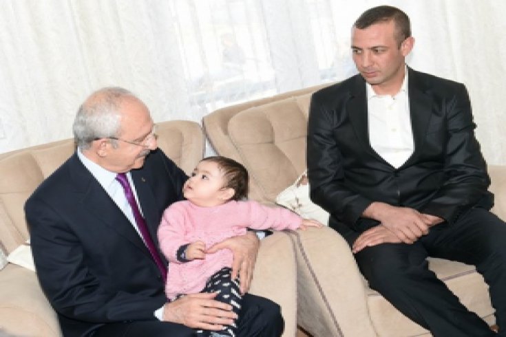 Kılıçdaroğlu, Şehit Polis Mehmet Dama’nın ailesine taziye ziyaretinde bulundu