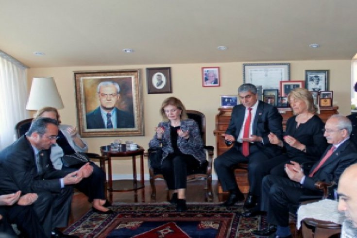 Kılıçdaroğlu, vefat eden eski YÖK Başkanı Erdoğan Teziç'in ailesine taziye ziyaretinde bulundu