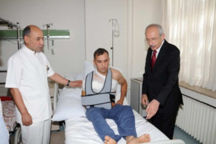 Kılıçdaroğlu yaralanan askerleri ziyaret etti