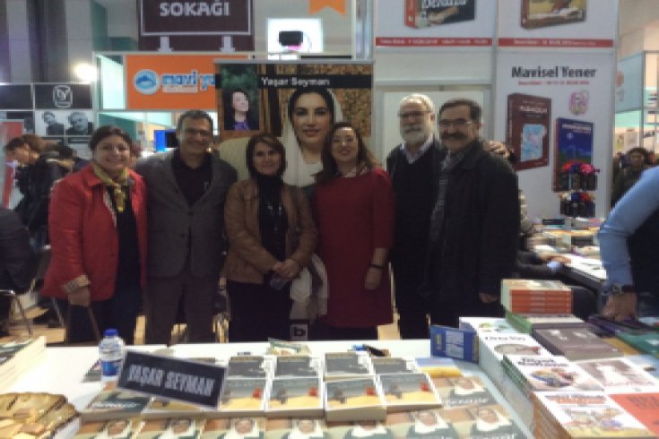 Yaşar Seyman Ankara Kitap Fuarında 'Benazir'ı imzaladı